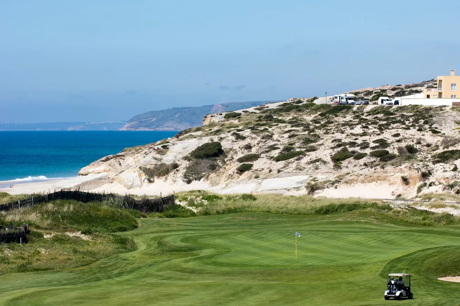 Praia D’El Rey coastal green among dunes beside the Atlantic · Resort golf