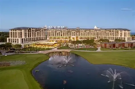 Cullinan Belek · Hotel and fountain