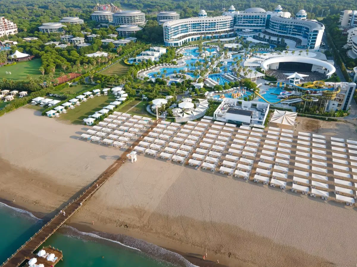 Sueno Deluxe Belek · Beachfront and hotel grounds